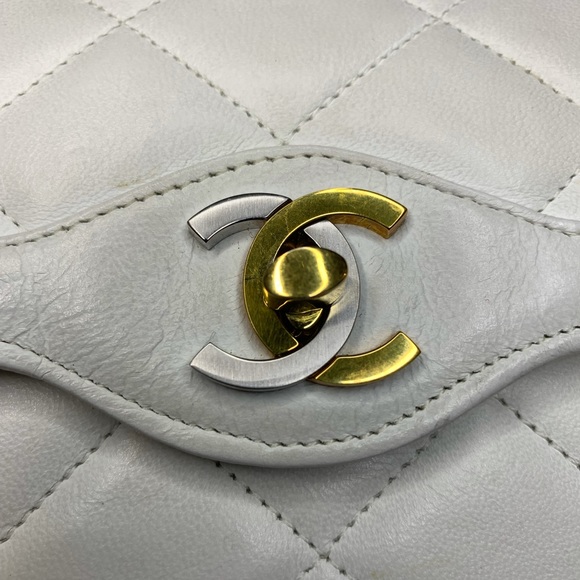 Vintage 1980s Chanel White Quilted Flap Bag - Picture 4 of 14
